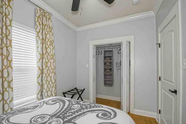 Chumba cha wageni kilicho na runinga janja, mpangilio wa kabati na mizigo