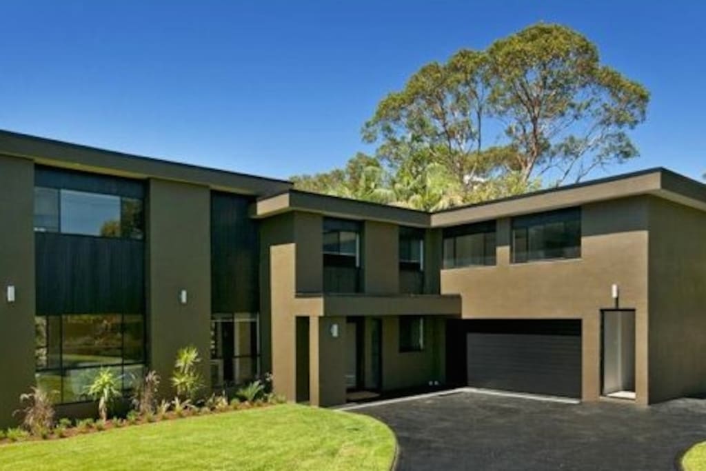 The house from the front. Studio apartment above garage, separate private entrance.