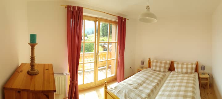 Schlafzimmer mit Ostbalkon