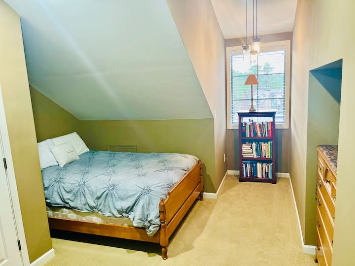 غرفة النوم رقم4 بسرير كامل.