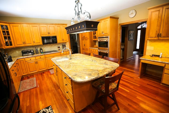 The Big Brick Mansion By Lux Life gallery image 4