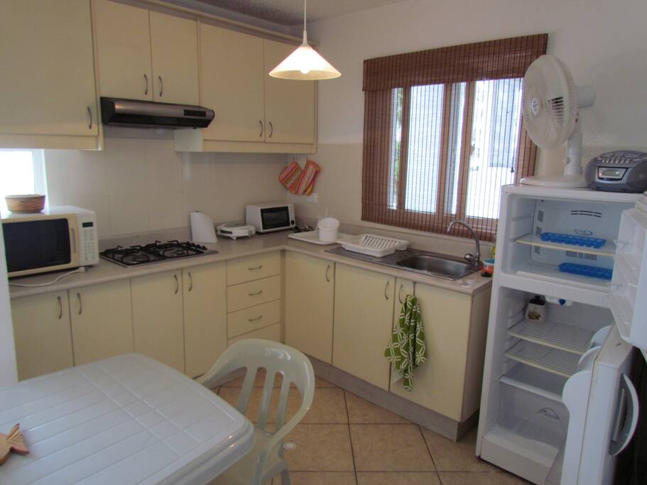 Cocina equipada, con comedor