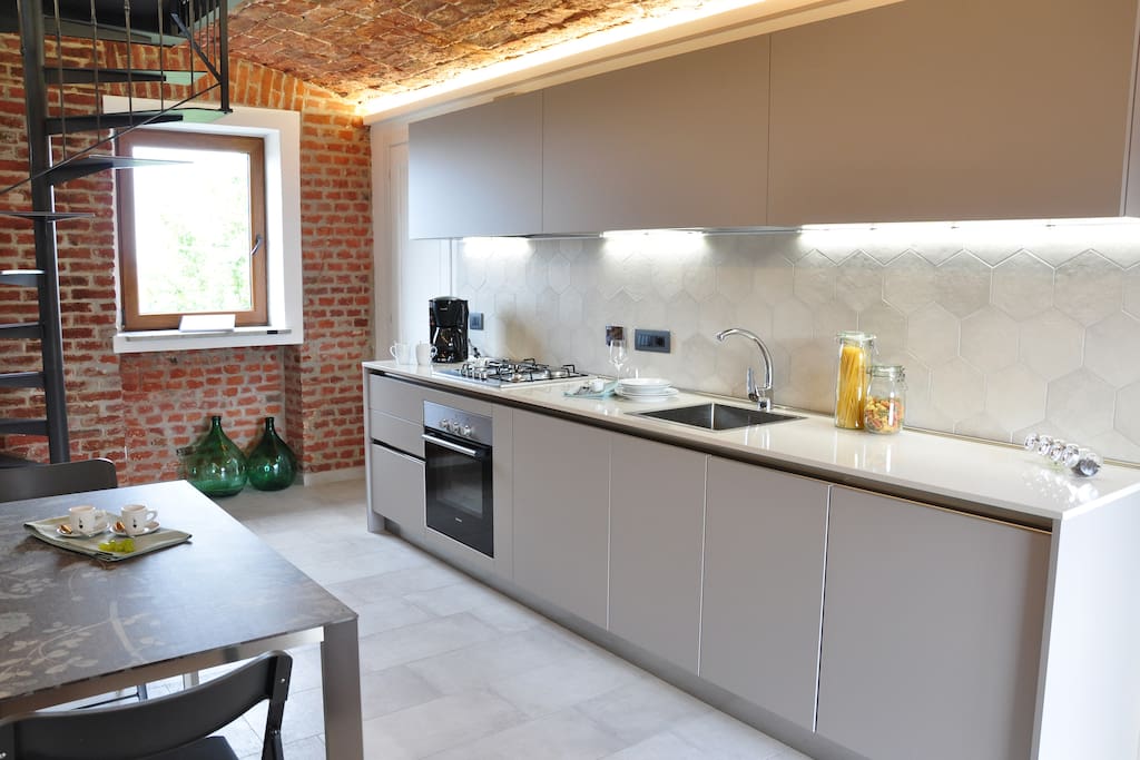 Soggiorno con cucina moderna, attrezzata con frigorifero, forno, lavasciuga, lavastoviglie, caffettiera americana, piastra per tostare il pane