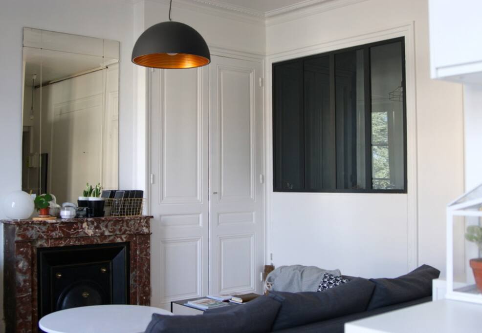 Salon avec verrière donnant sur la chambre