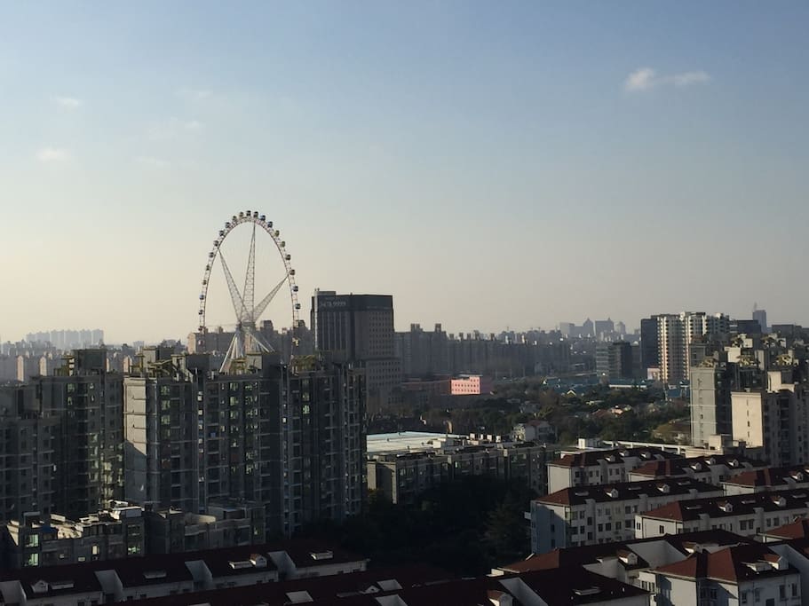 Chinese 1st Ferris wheel is touchable on the balcony