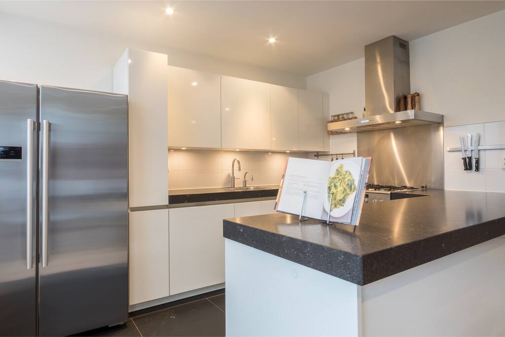 Well-equipped kithen with American style fridge-freezer, built-in grill/microwave and 4 gas hobs/oven unit