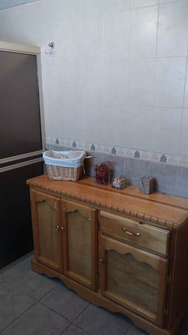 Baño con espacio de almacenaje!