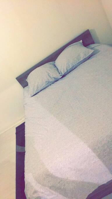Une grande chambre avec un lit double, un espace reservé pour vous dans un dressing, une Tv