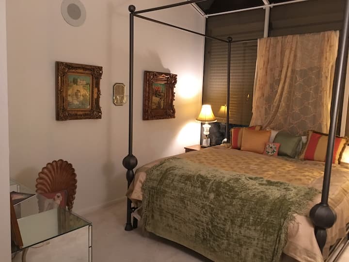 Апартман со брачен кревет (широк 180-220 см) со споена бања