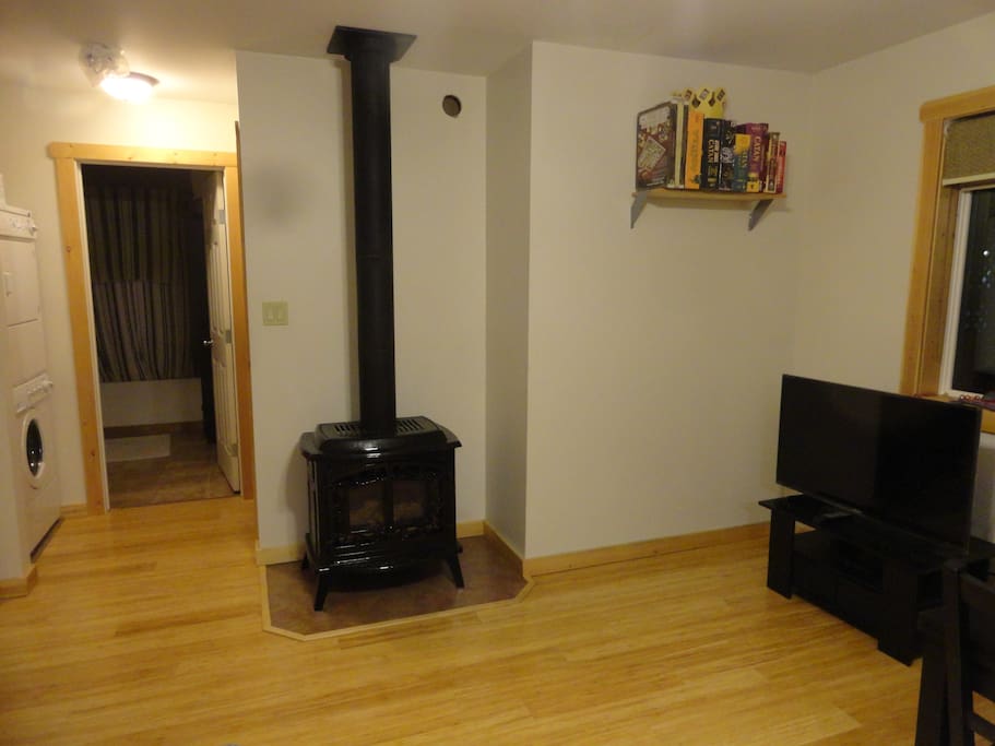 Gas fire place and TV in livingroom