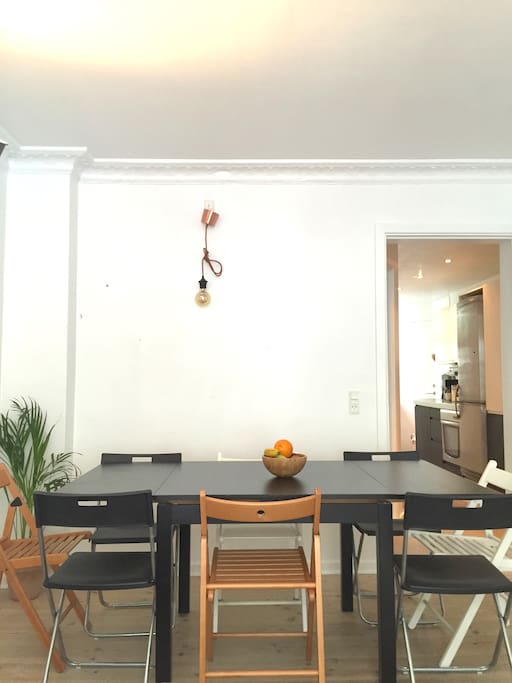 Expandable dinig table that seats 8