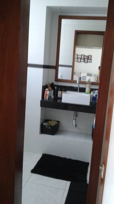 Tomada no banheiro, Box com vidro, espaços para acomodações