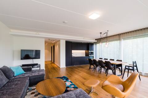 Designer Apartment, 3BR, sauna. Close to beach.