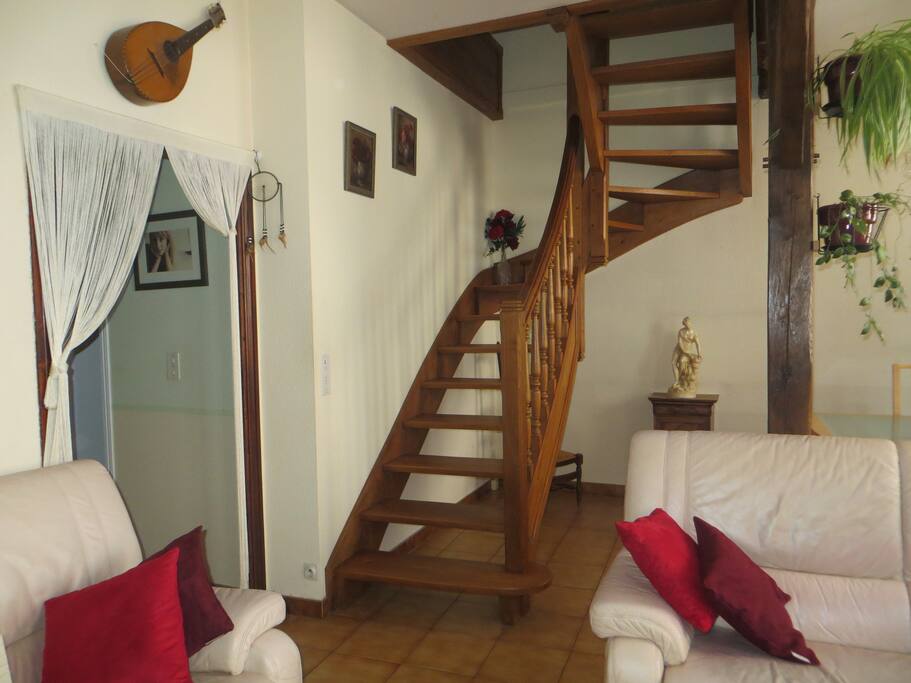 L'escalier menant aux chambres.