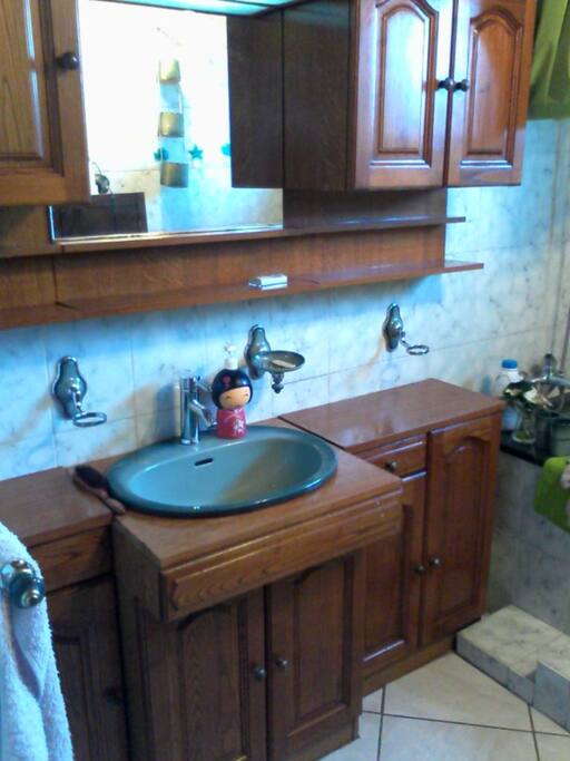 Une salle de bain spacieuse avec douche et baignoire réservées aux hôtes.