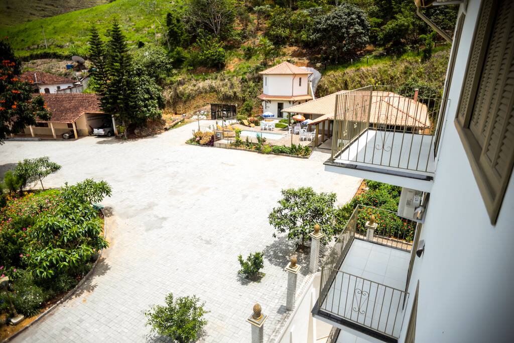 Jardins e área de estacionamento