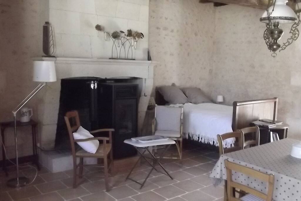 Le coin couchage dans la grande pièce. Chauffage par un poêle à pellets installé cet hiver.
