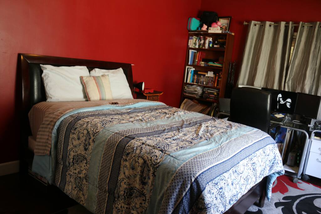 Queen bed to accommodate 2 guests