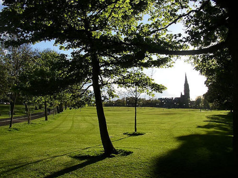 2 mins from our front door - The Meadows and cycle path which connects Bruntsfield to the city centre