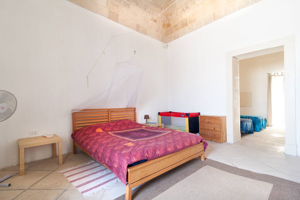 2 chambres toutes deux avec terrasse : la première avec un lit double et un lit de bébé, la deuxième avec 2 lits simples