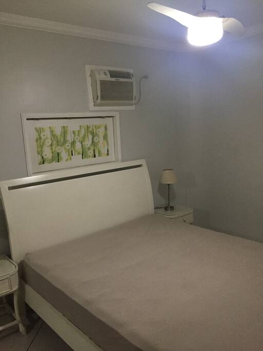 Quarto com cama queen size