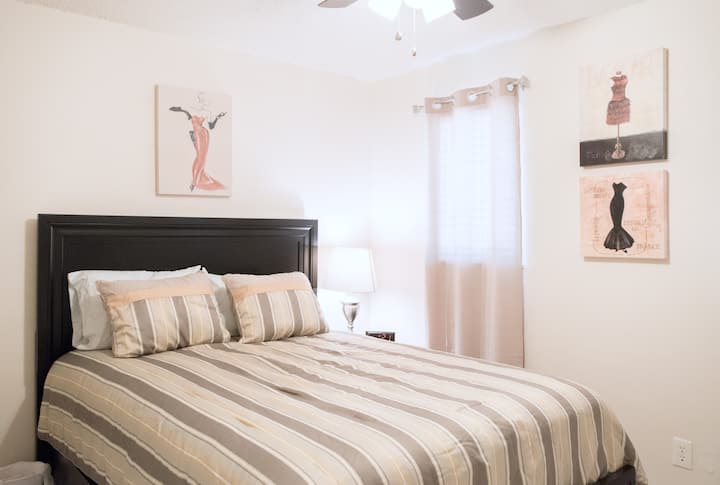 Втора спалня с двойно легло, нощно шкафче и допълнително осветление, плюс вентилатор на тавана.