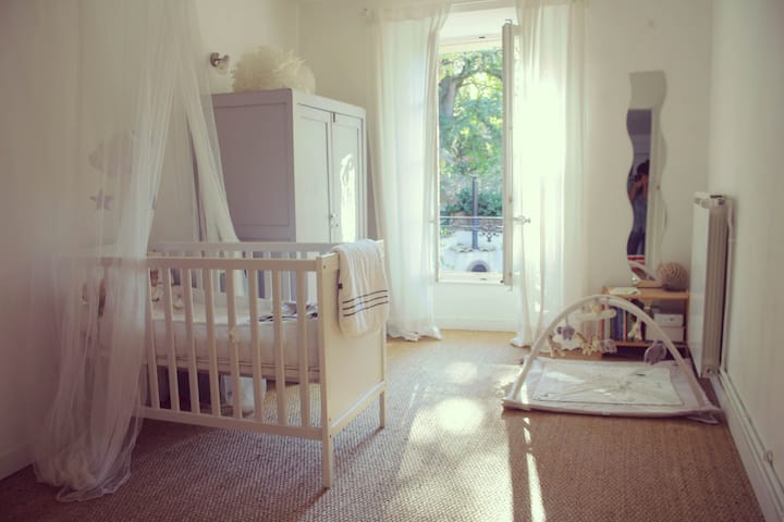 Chumba cha 2 cha kulala: mtoto, uwezekano wa kitanda cha mtoto au kitanda cha watu wawili (kwa ombi)