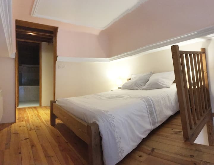 Chambre en mezzanine /Ghorofa ya juu ya chumba cha kulala