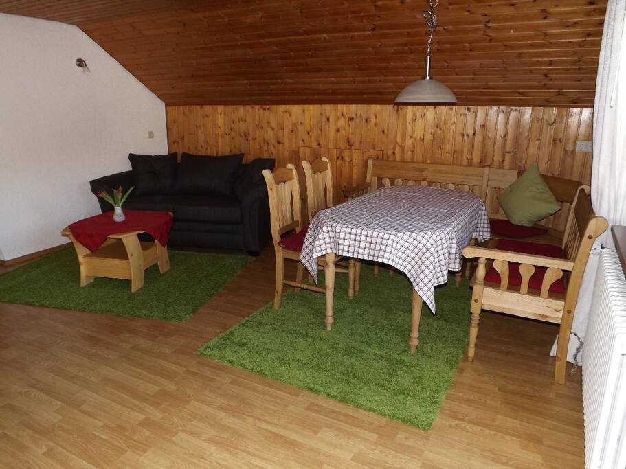 Das ruhige gemütliches Wohnesszimmer lädt zum verweihlen und entspannen ein.