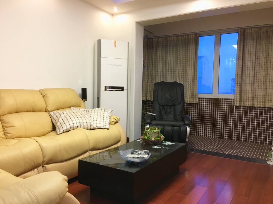 柔软的沙发配上按摩椅,泡一壶热茶,你可以在客厅充分放松