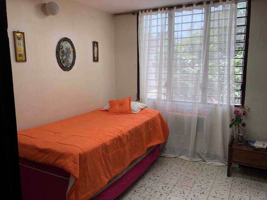 La segunda cama despliega de abajo de la otra.