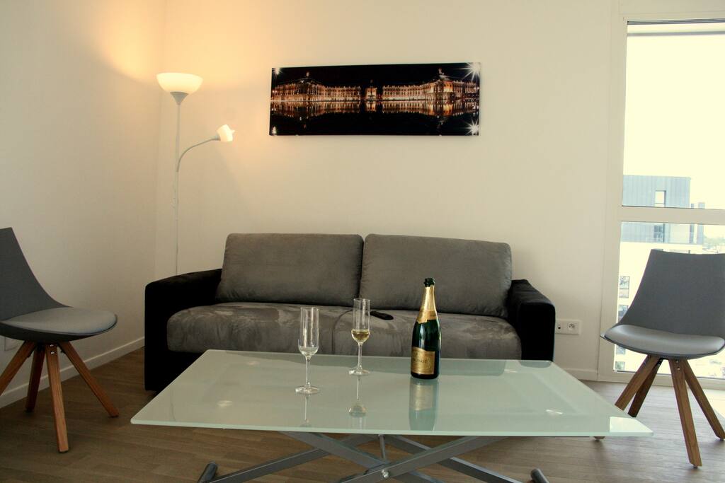 Salon avec table basse se relevant pour déjeuner