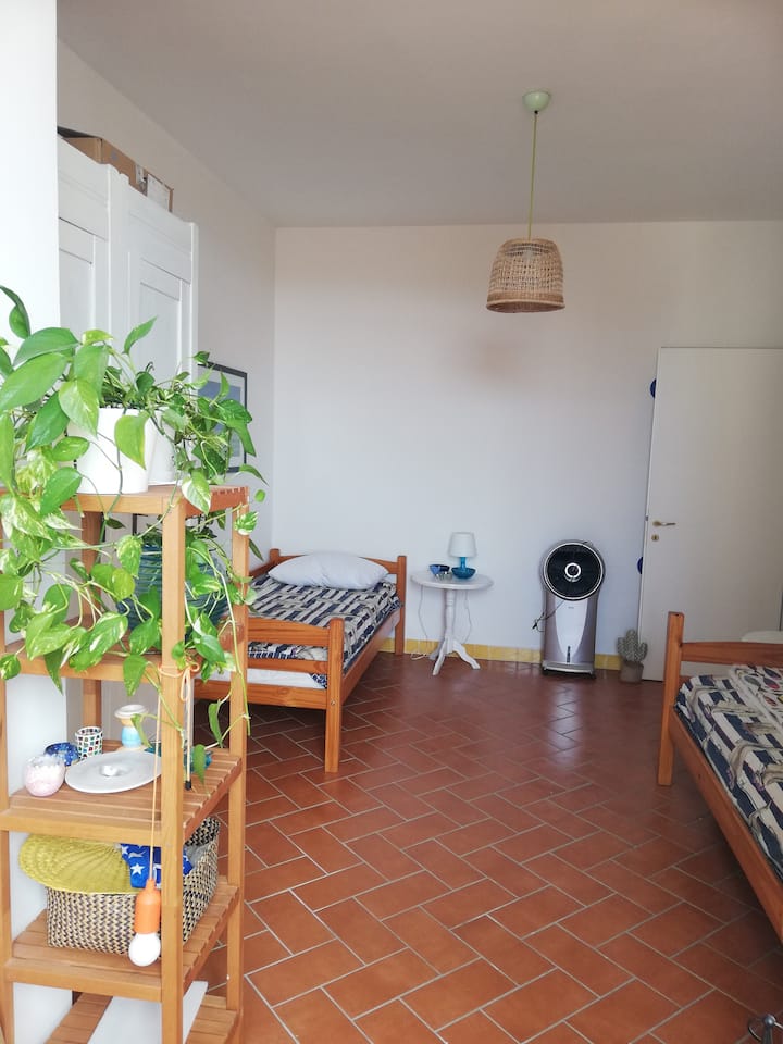 غرفة نوم ثالثة بسريرين فرديين