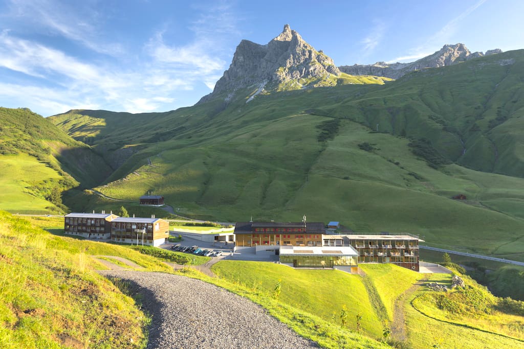 Aussenansicht Sommer Hotel Adler, Apartments rechts im Bild.