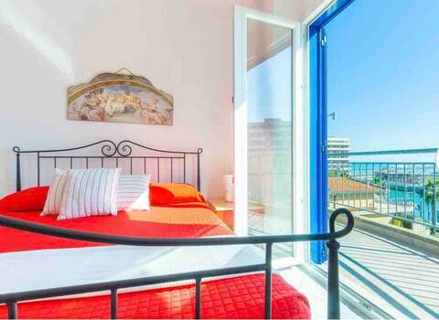 Punta Ovest ★ ★ ★ ★ A stone's throw from the sea