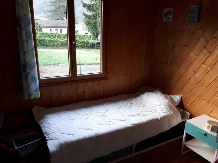 dhomë gjumi 3 krevat tek në 2m