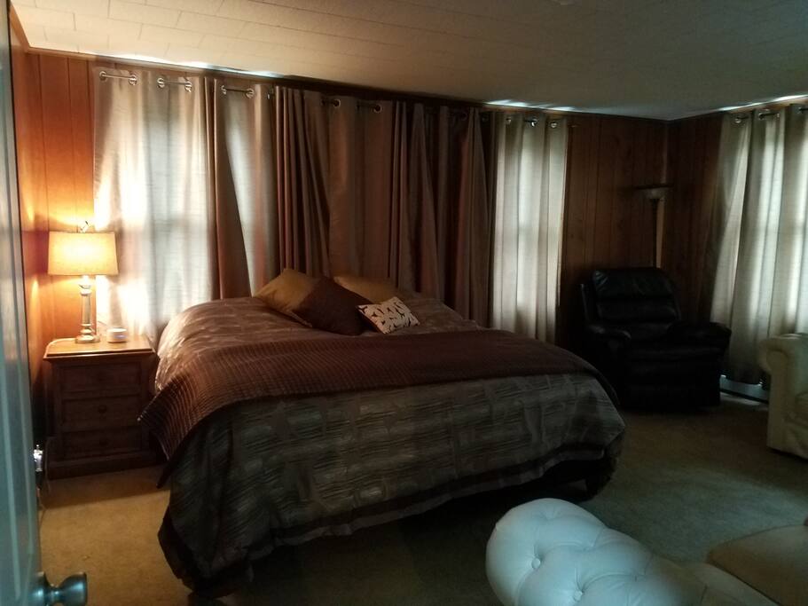 Living Room/Bedroom w/- King Bed or 2 Twin Beds
