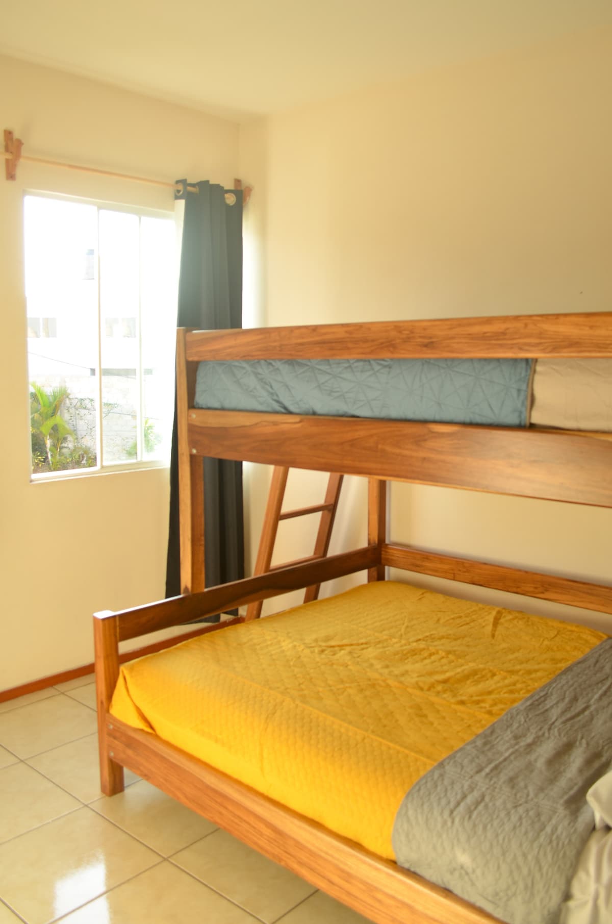 ห้องนอนที่สองพร้อมเตียงสองชั้นและเตียงเดี่ยว 