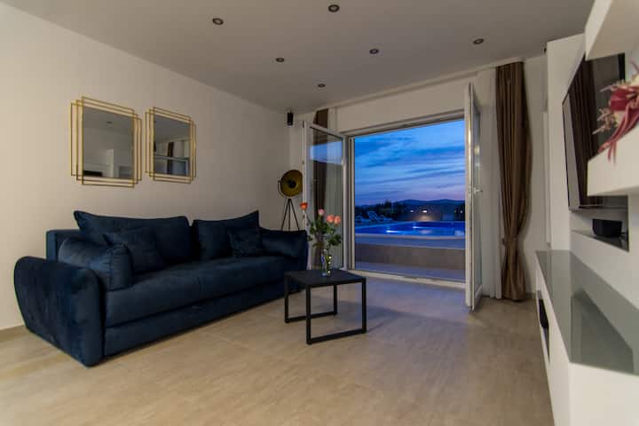 Дневна соба, базен