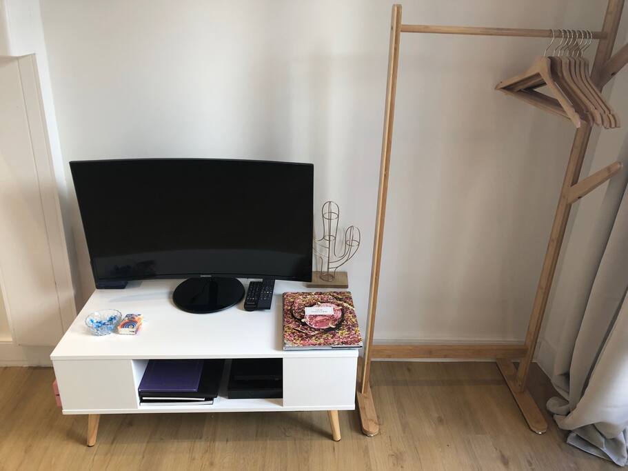 TV 4K Incurvée et penderie