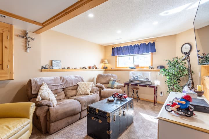 Cozy and quiet basement guest room, family room!