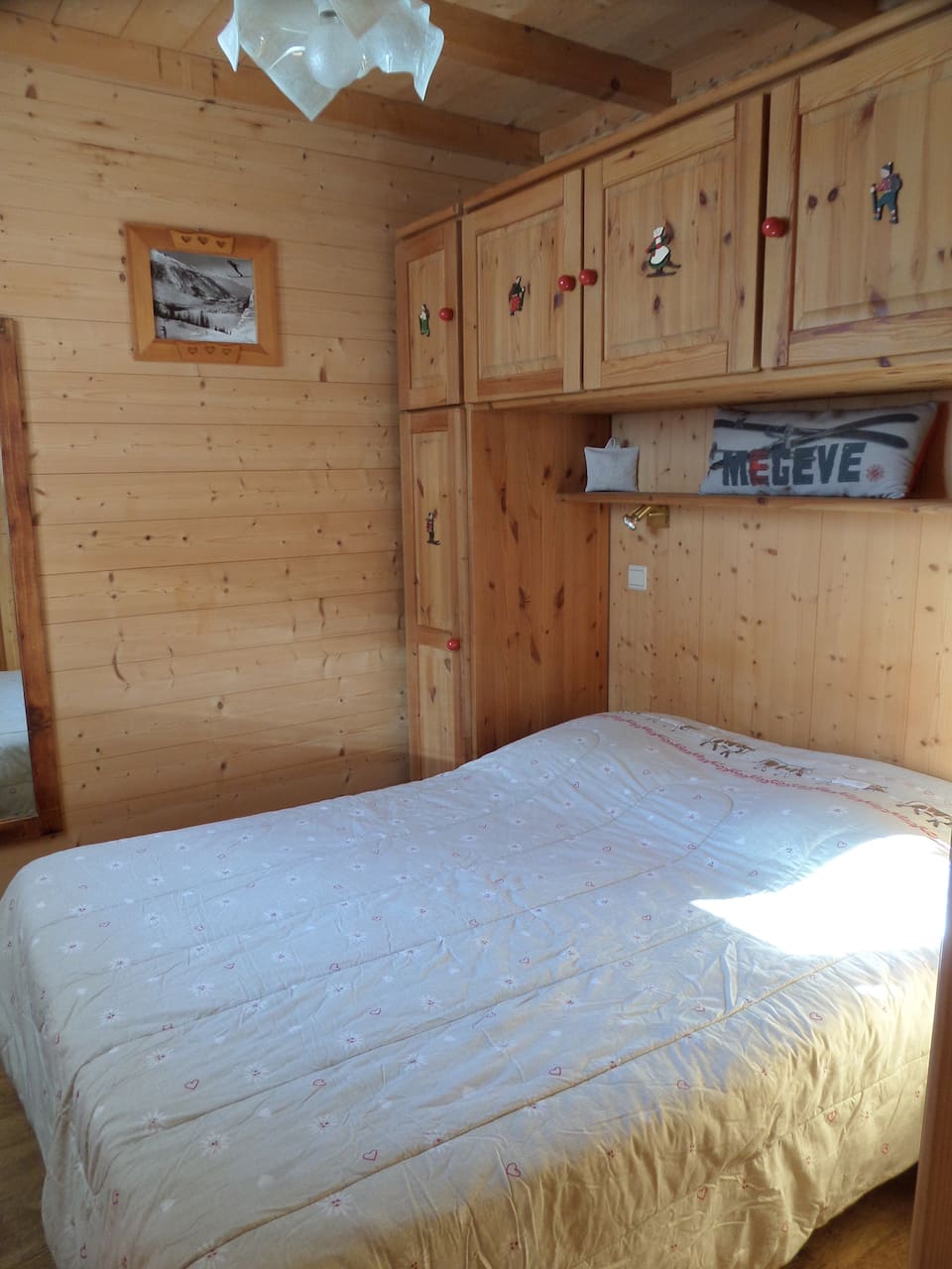 A little Savoyard chalet below La Princesse, Demi-Quartier, Megève, France, photo 7 of 10