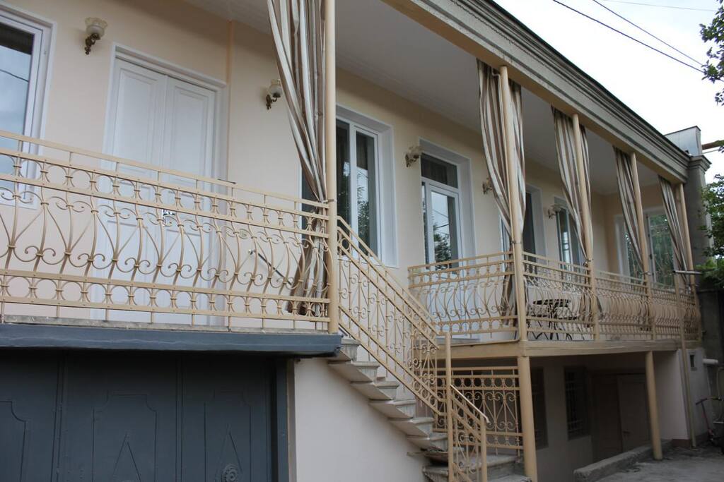 housefront (not street side) - фасад дома со двора
