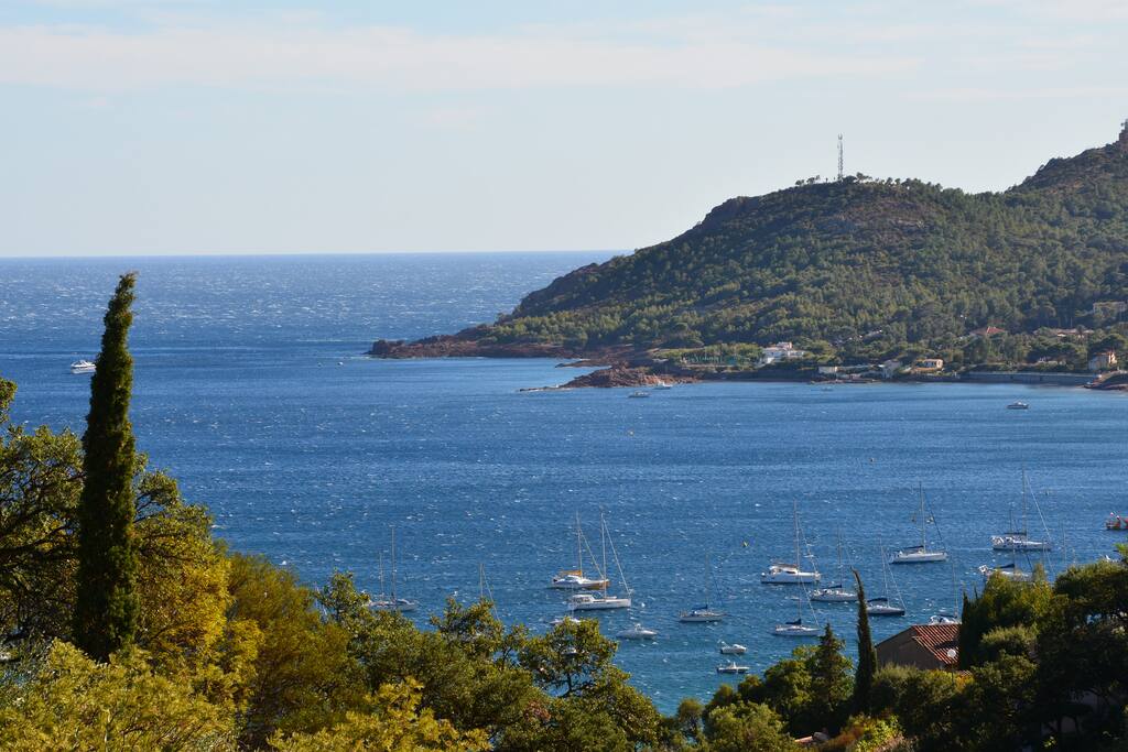 Balkonsicht auf die Bucht von Agay