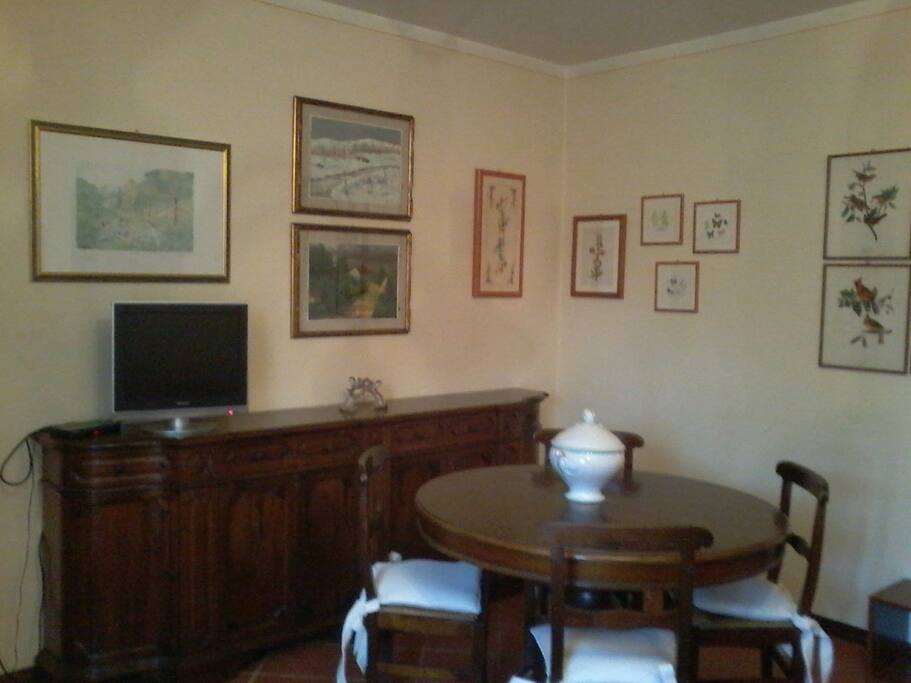 zona pranzo, il tavolo può essere allungato e ospita 8 persone