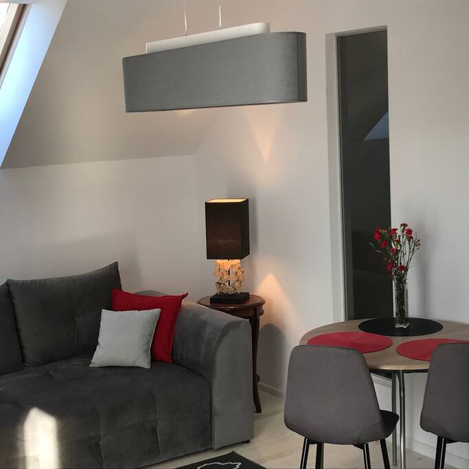 Pokój dzienny z balkonem.