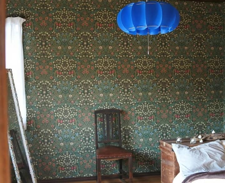 The 10 tatami western-style room has three sets of futons.Air conditioner and air purifier are equipped.There is also a large work desk where you can work remotely with a Wi-Fi connection.