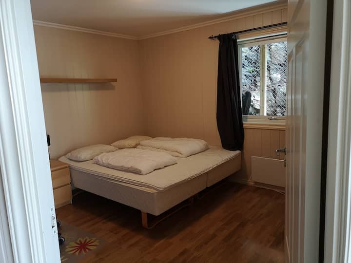 غرفة نوم 3 في الطابق الأول. 180 سم سرير مزدوج وسرير سفر. 