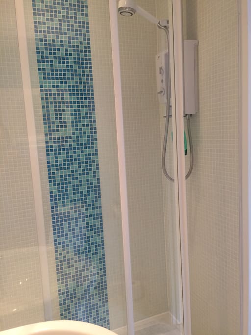 Large shower cubicle