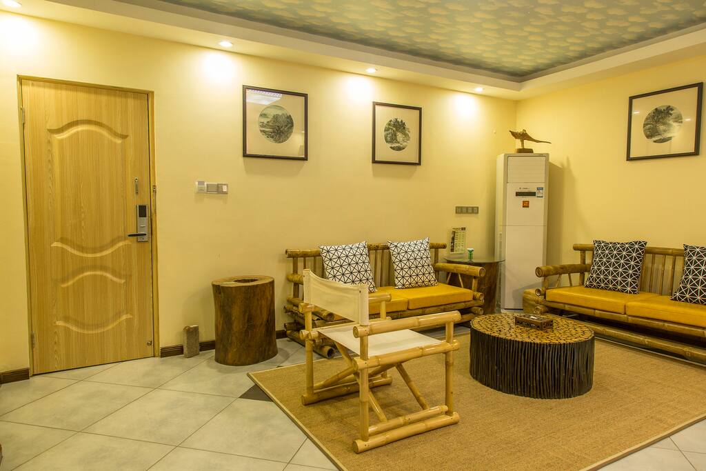Living room/seating area